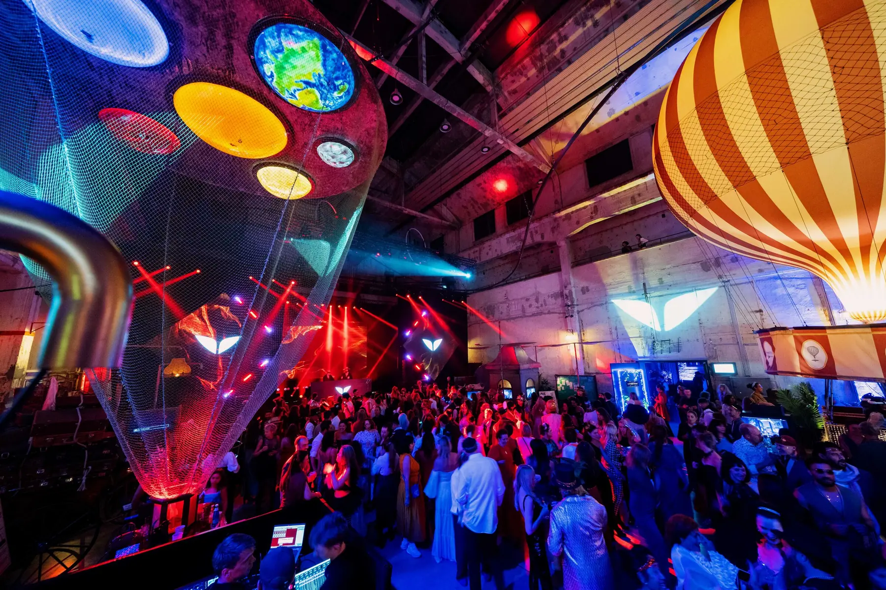Evening party with hot-air-balloon decor